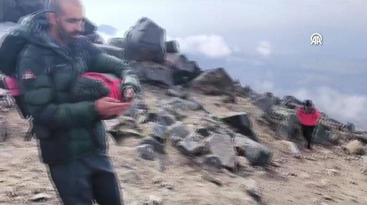 Ağrı Dağı’nda donarak ölen dağcıların cenazeleri indiriliyor - Resim: 15